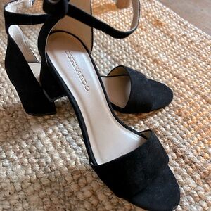 BERNARDO Belinda Ankle Strap Heels Black Suede Sandals Sz 8 Brand New!